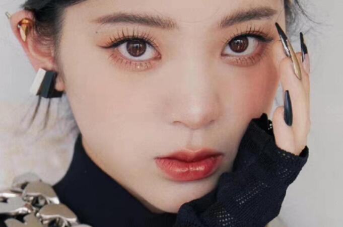 學小鹿感財閥千金”仿妝，知南寧學化妝哪家?guī)熧Y強_