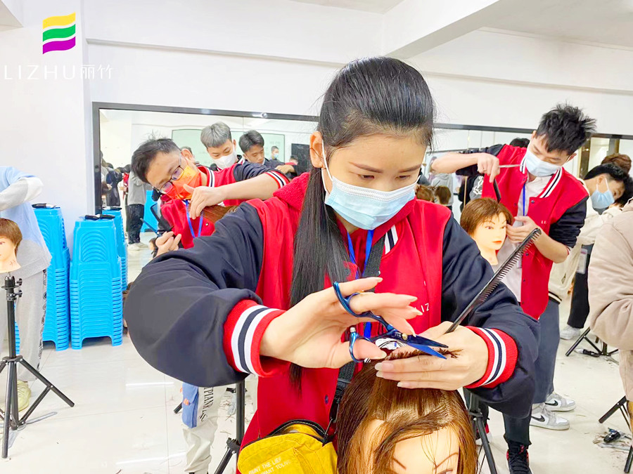 剪刀手法頭模練習(xí)，在廣西專業(yè)美發(fā)學(xué)校進行