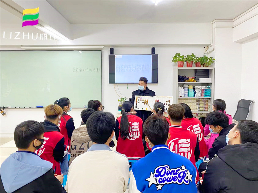 南寧哪里可以學(xué)染發(fā)？來(lái)麗竹學(xué)校魔幻色彩班