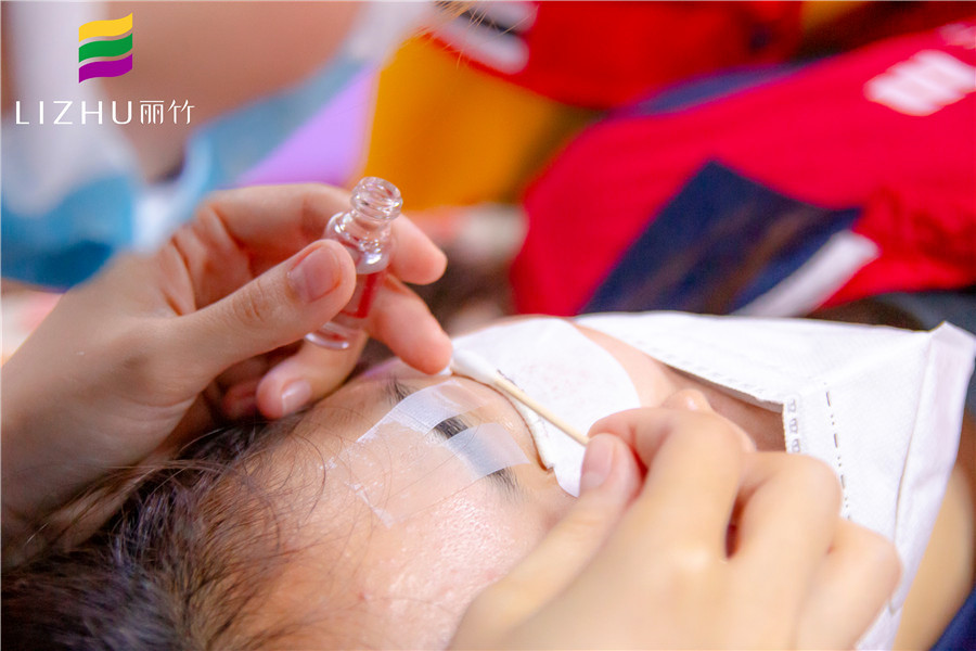 燙睫毛的方法是什么？南寧美睫培訓(xùn)班實(shí)操會(huì)給你看