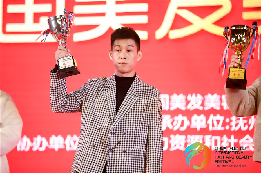 亞軍！祝賀玉可寧老師在全國美發(fā)美容行業(yè)職業(yè)技能競賽斬獲佳績