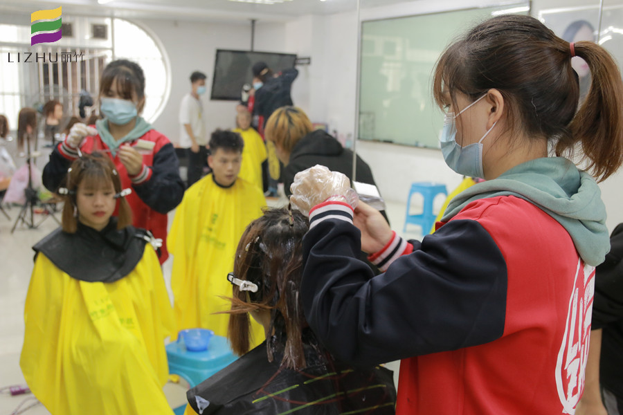 南寧燙染技術(shù)可以去哪里進(jìn)修？麗竹燙染培訓(xùn)班歡迎你