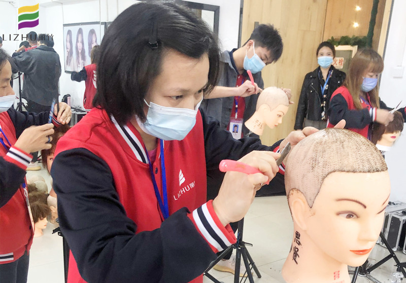 美發(fā)剃刀如何操作？廣西南寧美發(fā)培訓(xùn)學(xué)校教你