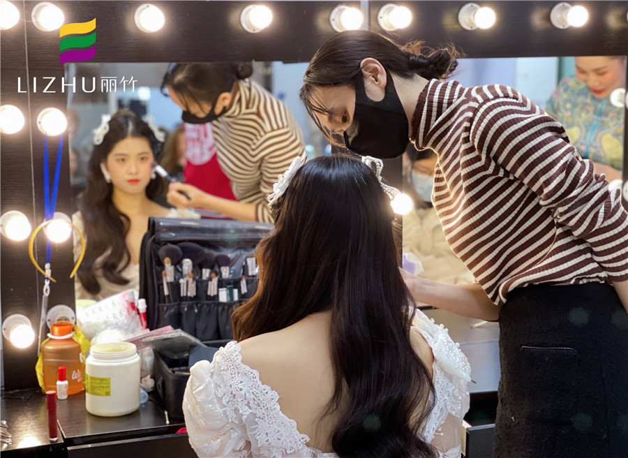 披發(fā)新娘妝容造型，南寧彩妝師培訓(xùn)班學(xué)員作品