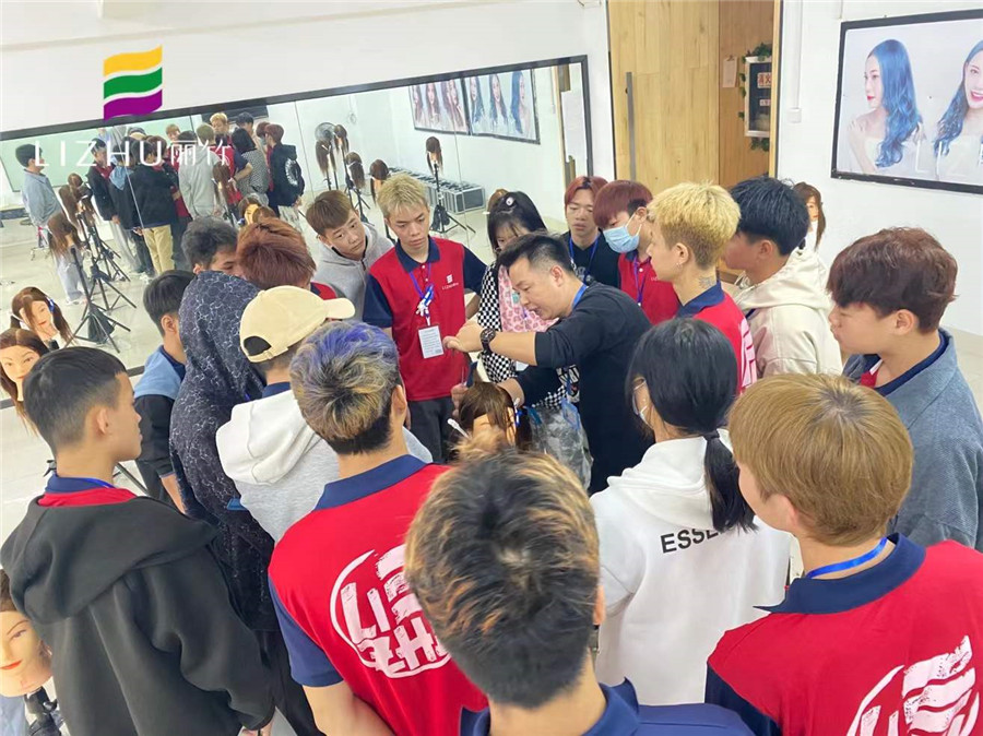 美發(fā)圓形層次修學(xué)習(xí)，廣西正規(guī)美發(fā)培訓(xùn)機(jī)構(gòu)學(xué)習(xí)