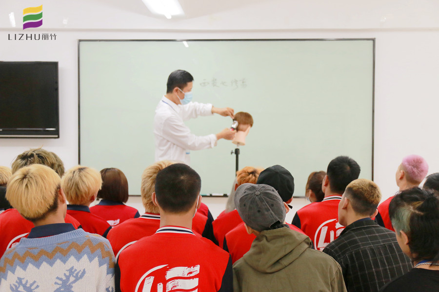 推剪的練習(xí)方法，廣西教美發(fā)基礎(chǔ)的學(xué)校分享