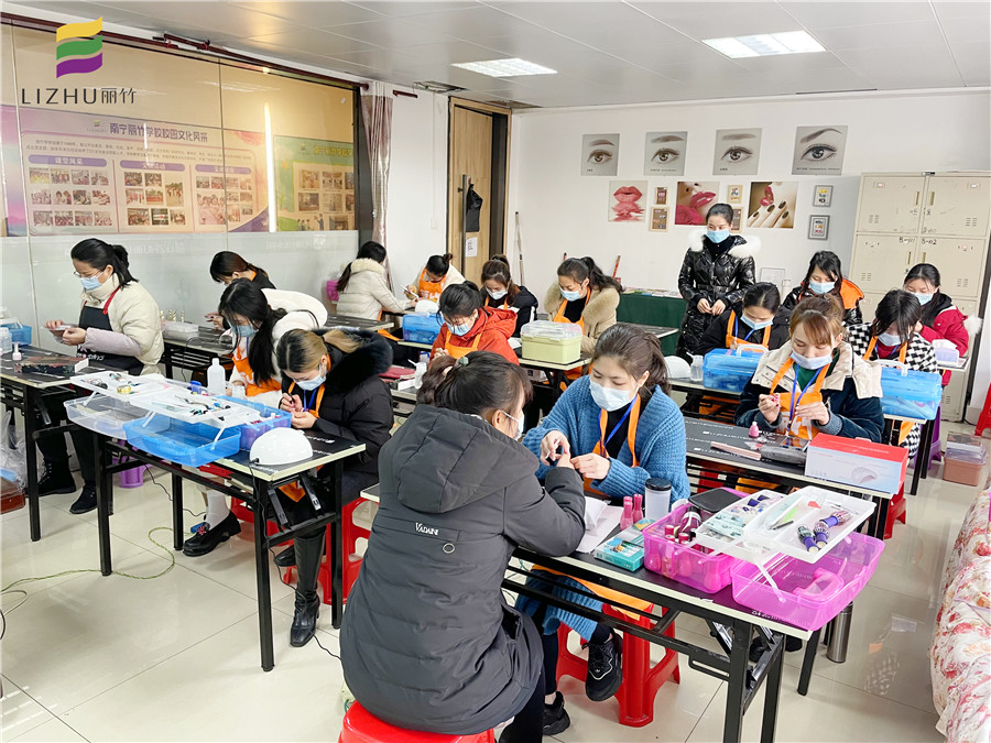 廣西教美甲：光療延長(zhǎng)甲教程