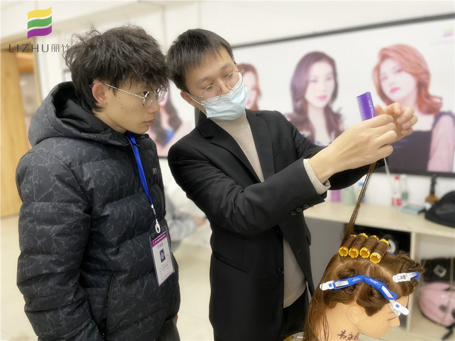 美發(fā)初學(xué)者如何練習(xí)上杠？廣西專業(yè)教燙染的學(xué)校教你