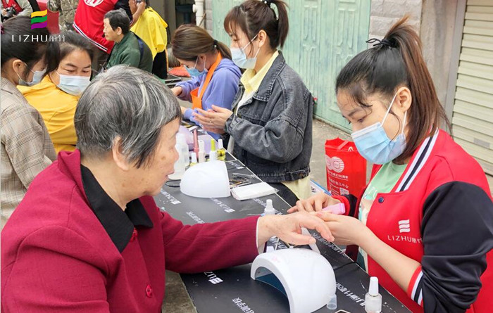 廣西美甲學校公益美甲進社區(qū)，居民連聲道謝與稱贊