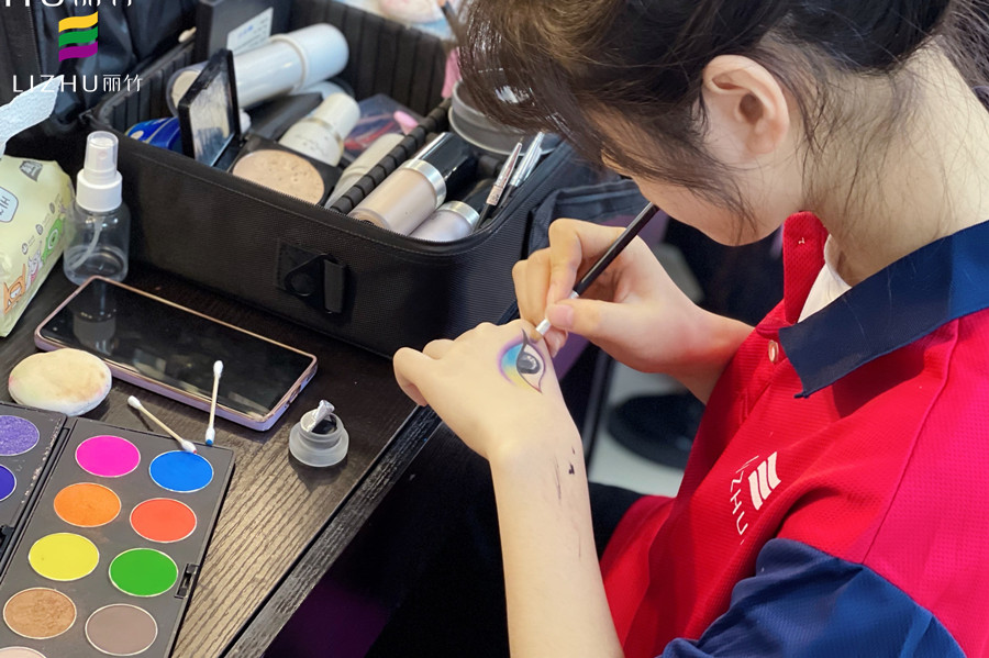 為什么要在手上練習化妝？南寧化妝知識問答