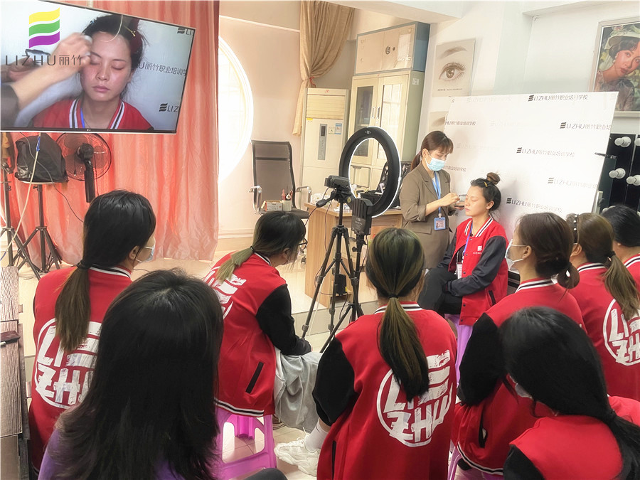 廣西化妝基礎(chǔ)班教你如何用海綿進行打底