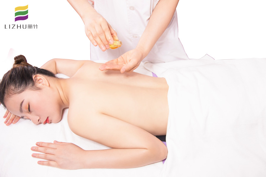 精油開背的好處，到廣西專業(yè)美容學校去學習