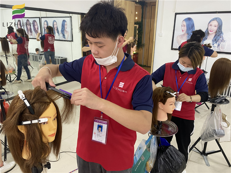 直板夾怎么用？廣西美發(fā)課堂學員為你講解