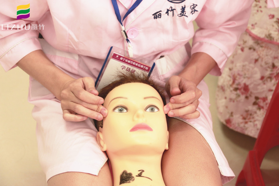 為什么學(xué)美容要練習(xí)假頭模？廣西認(rèn)可的美容學(xué)校告訴你