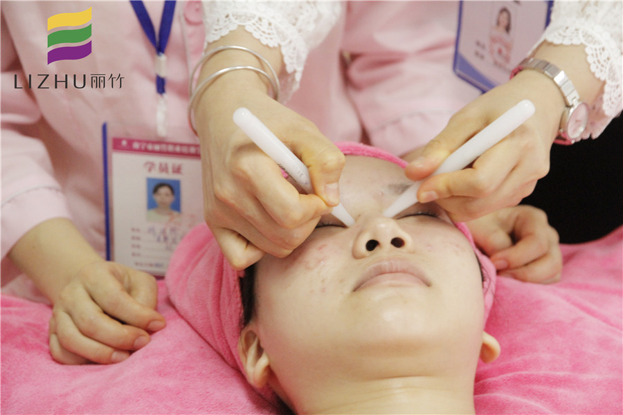 眼部撥筋的好處和壞處，學(xué)美容的正規(guī)學(xué)校推薦