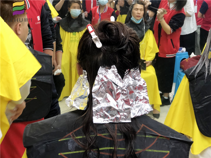 錫紙燙發(fā)能保持多久？南寧燙染一對(duì)一教學(xué)給你專業(yè)技術(shù)