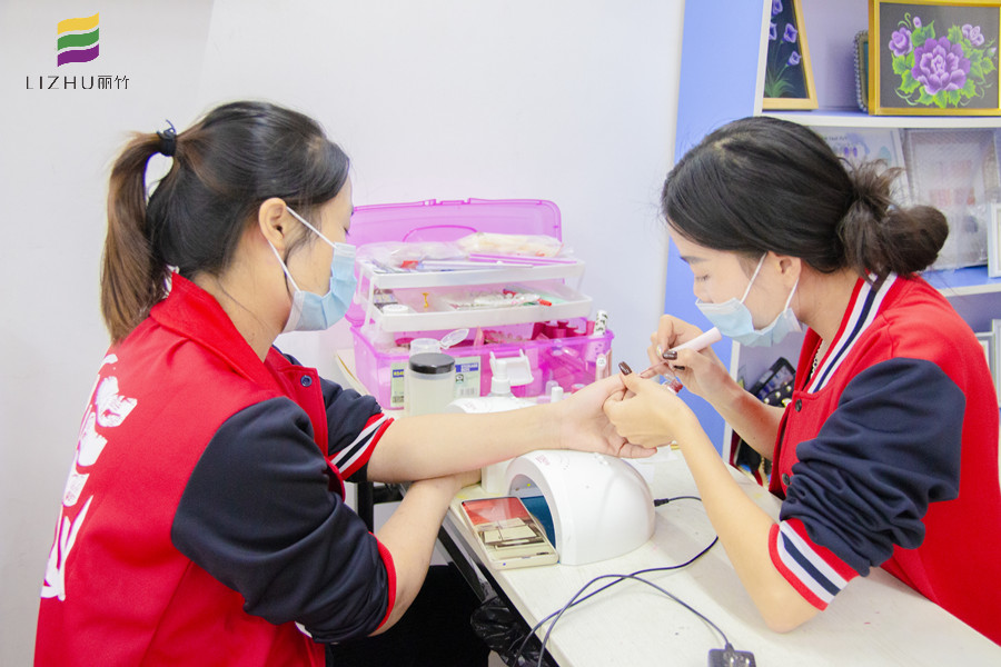 南寧學美甲基礎(chǔ)：甲油膠卸除方法