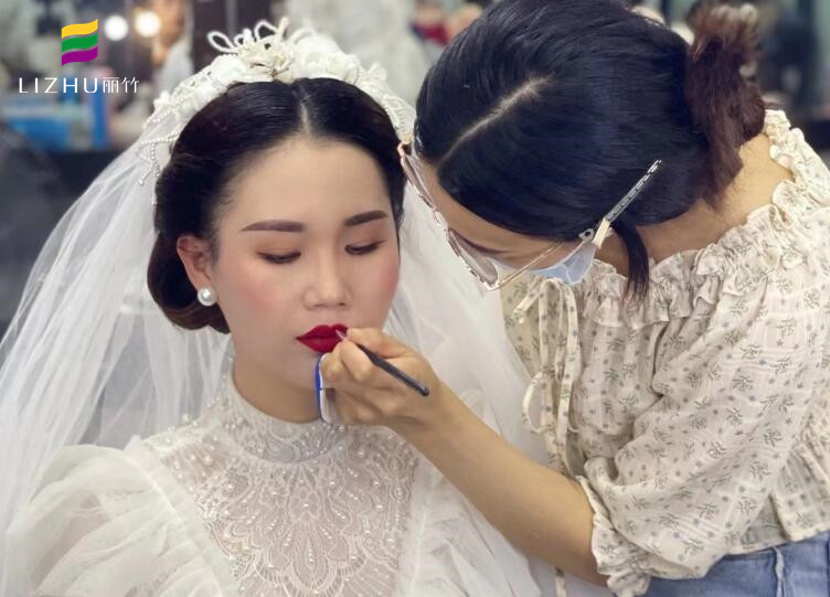 輕復(fù)古新娘造型 ，優(yōu)雅就是如此簡(jiǎn)單