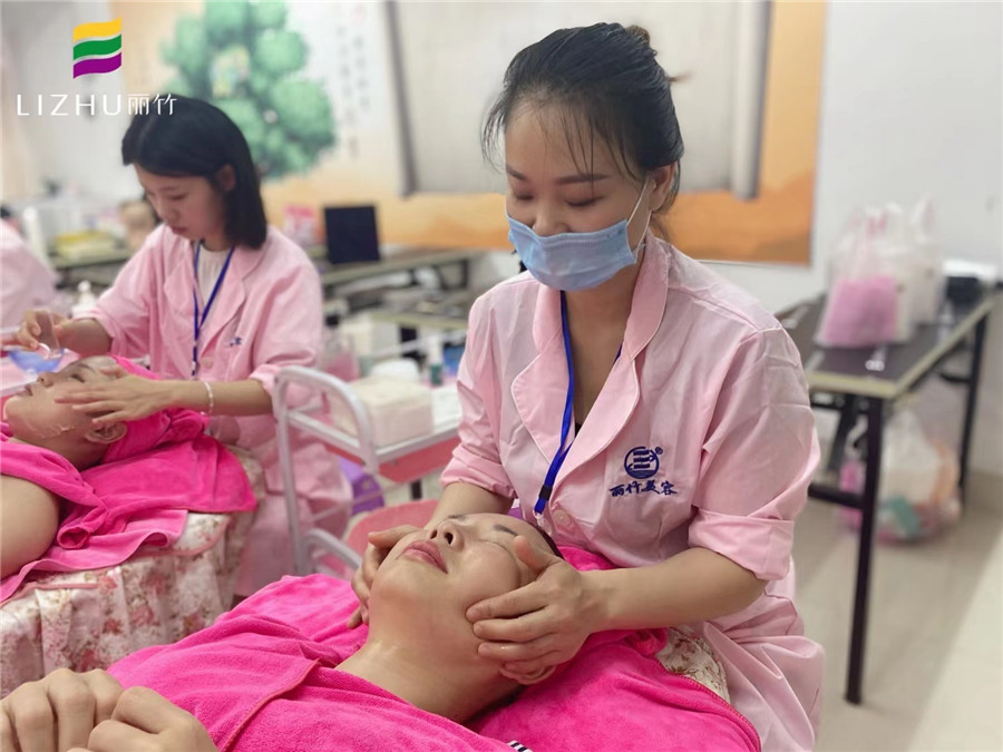 面部皮膚護(hù)理要學(xué)什么？廣西美容學(xué)校十大名校為你介紹