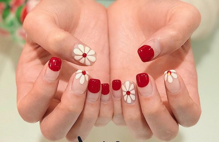 單色小雛菊美甲，簡約卻不簡單