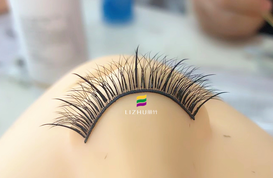 假人頭練習美睫技巧，廣西專業(yè)美睫課程