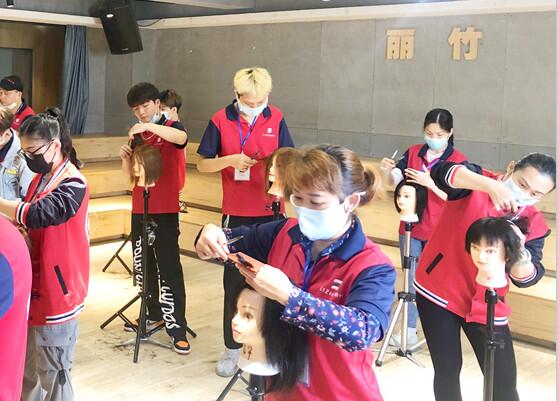 女士剪發(fā)打薄手法，南寧理發(fā)剪發(fā)學校課程分享