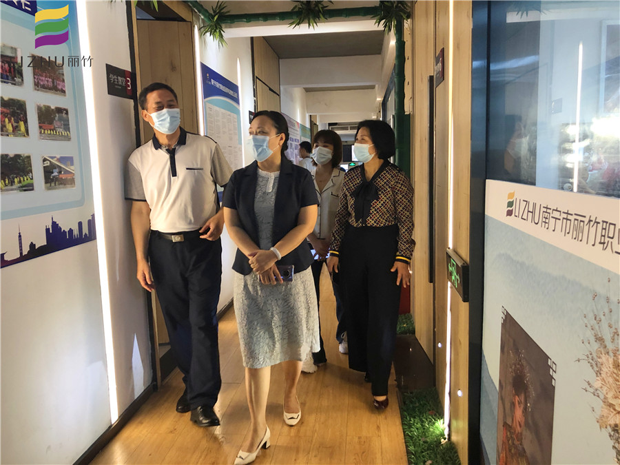 西鄉(xiāng)塘區(qū)政協(xié)主席李東紅一行走訪麗竹學(xué)校