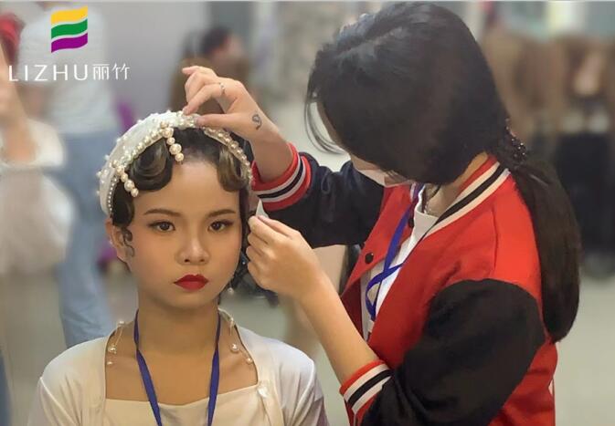 復(fù)古手推波發(fā)型練習(xí)，南寧學(xué)習(xí)盤發(fā)造型課堂實況