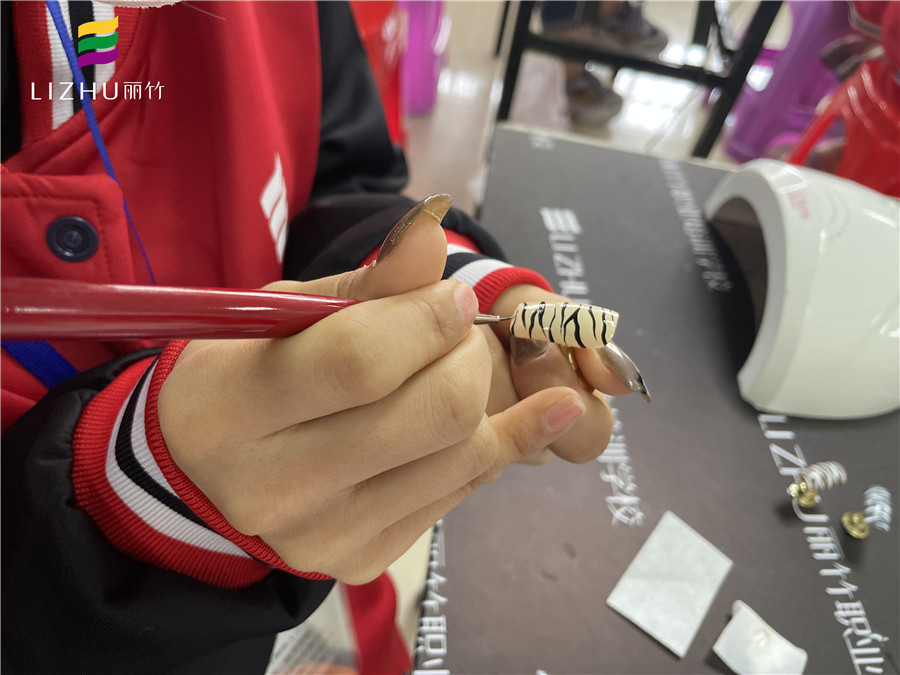 超簡單斑馬紋美甲教程，南寧專業(yè)美甲培訓(xùn)學(xué)校教你