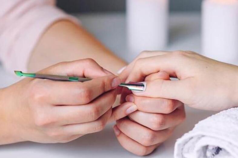 半貼甲片怎么卸？廣西專業(yè)美甲培訓機構(gòu)教你