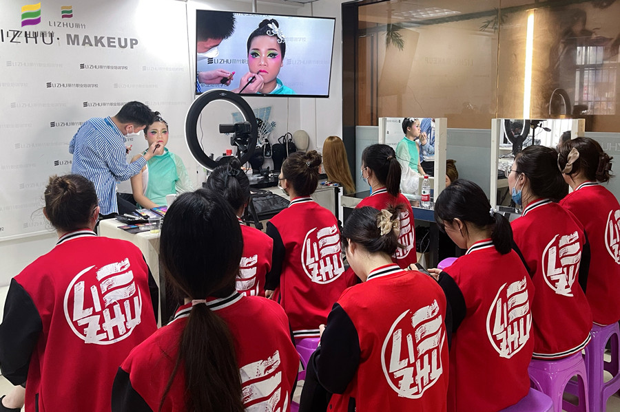 廣西彩妝學(xué)校舞臺妝欣賞，展現(xiàn)色彩夸張之美