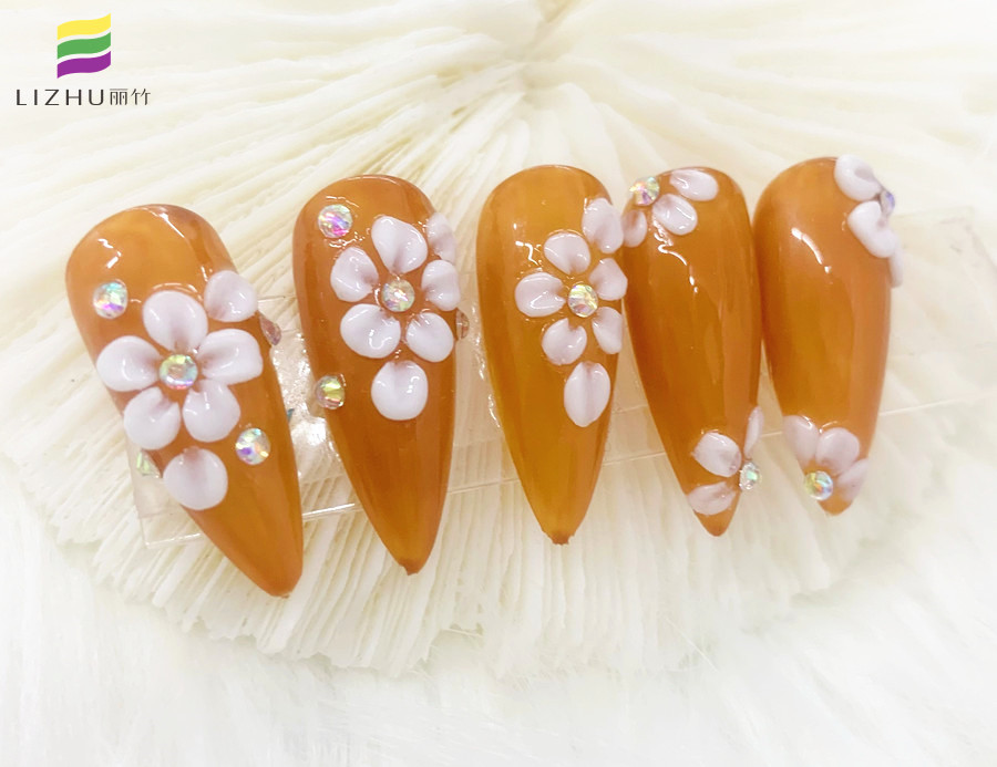 彩繪立體雕花美甲，南寧美甲培訓(xùn)專業(yè)學(xué)校作品