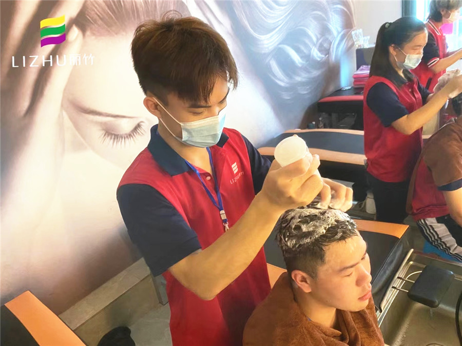 中式洗頭與泰式洗頭的不同，南寧美發(fā)洗頭學(xué)校專業(yè)解答