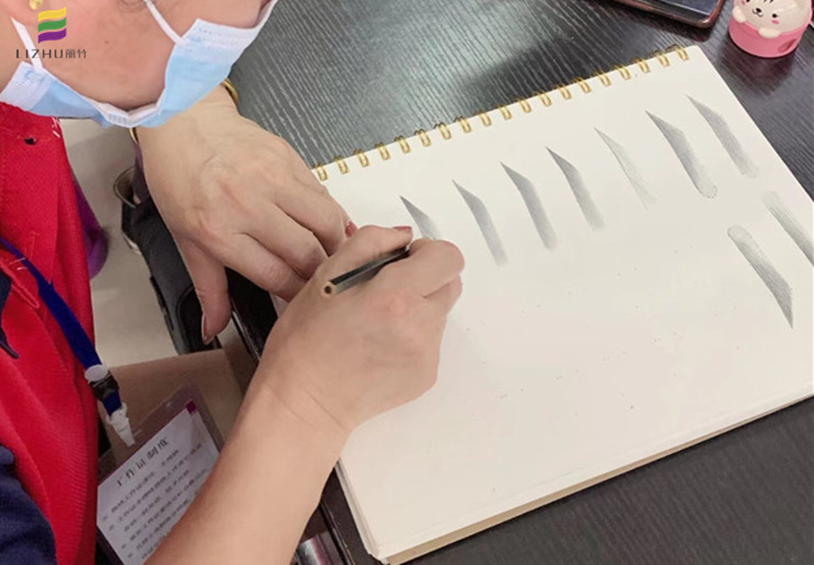 妝紙上快速畫眉技巧，南寧化妝基礎(chǔ)培訓(xùn)班學(xué)員有方法