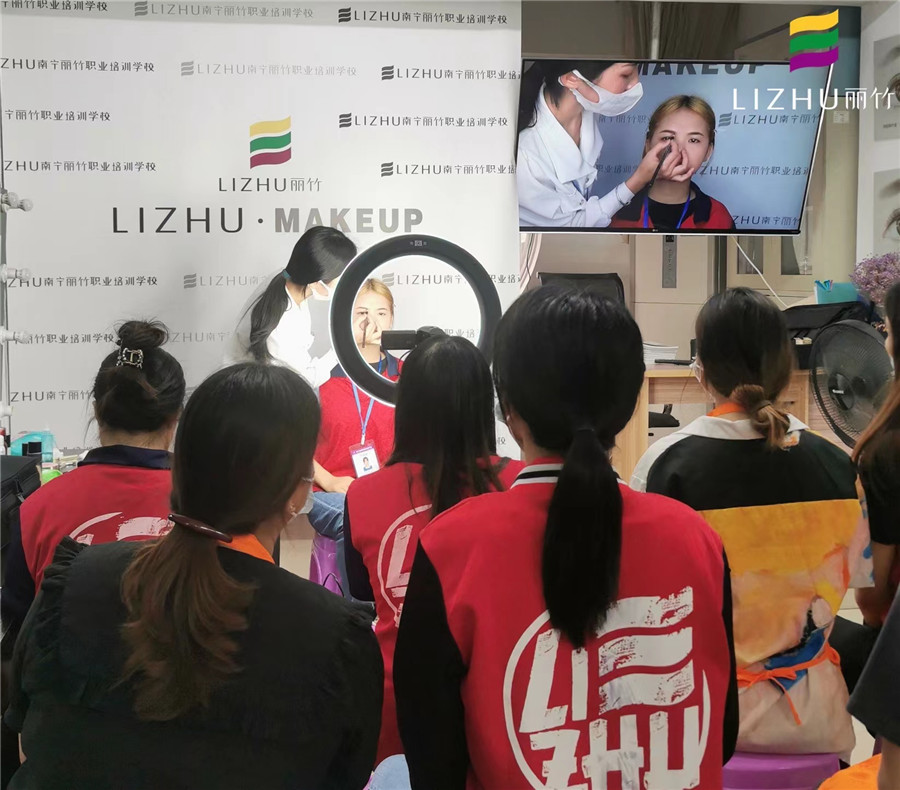 化妝新手畫眉方法，廣西化妝彩妝培訓(xùn)學(xué)校演示手法