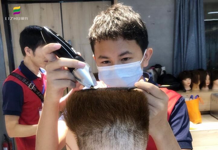 用推剪怎么理平頭？南寧理發(fā)培訓(xùn)學(xué)校實(shí)操演示