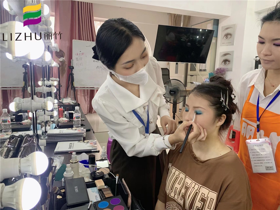 舞臺(tái)妝眼影怎么畫？南寧化妝培訓(xùn)眼妝教程