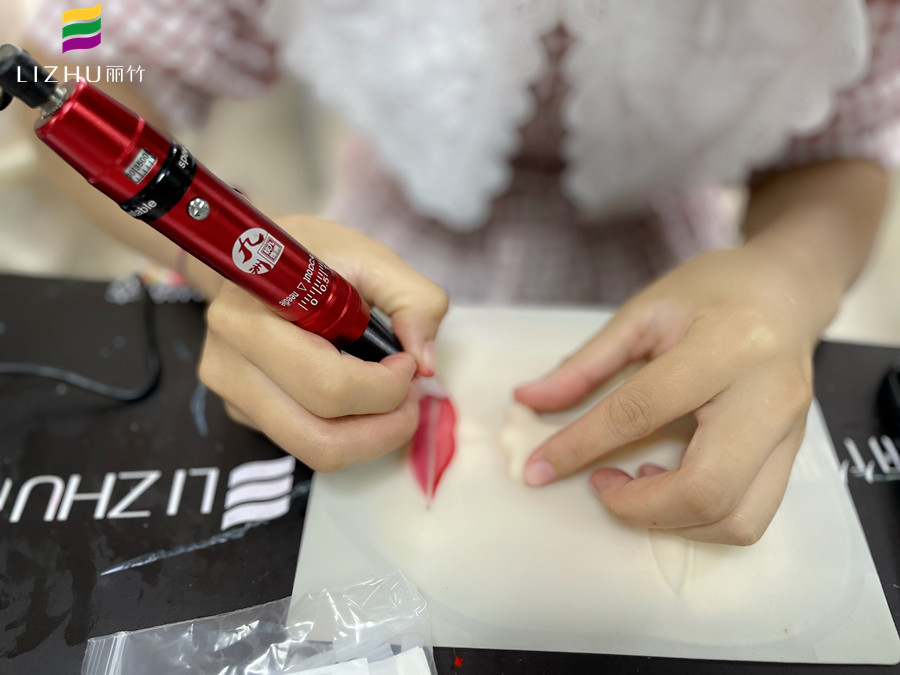 唇形設計和仿皮紋唇練習 | 廣西正規(guī)專業(yè)紋繡學校