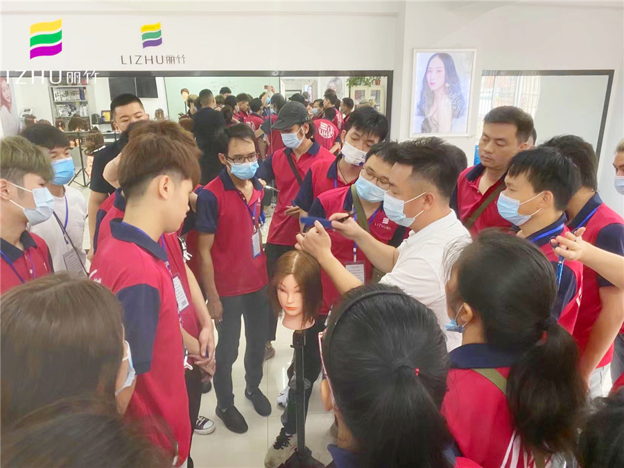 短發(fā)兩側(cè)層次修剪，南寧美發(fā)師職業(yè)培訓學校