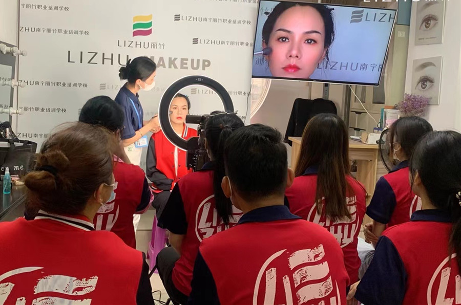 夏季黃色眼影妝妝容，廣西化妝造型培訓機構