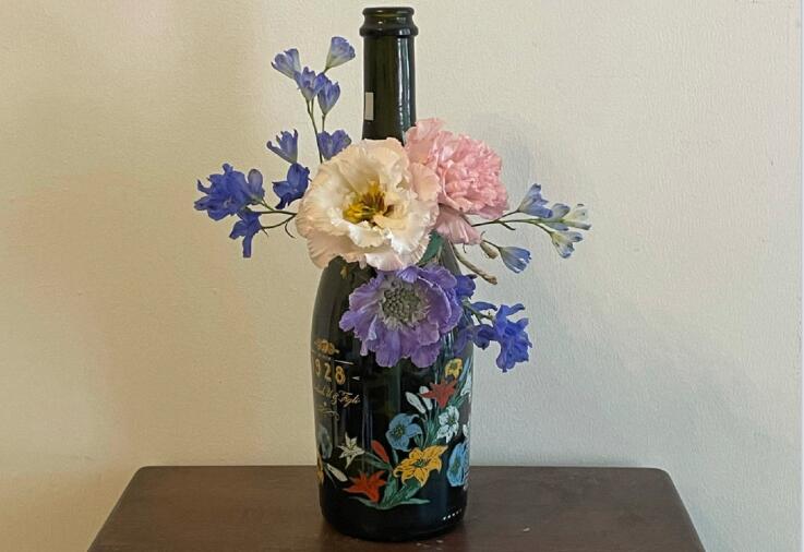 南寧哪里可以學(xué)花藝？先來(lái)看看酒瓶插花作品