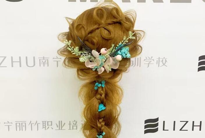 森系編發(fā)造型圖片，南寧編發(fā)培訓(xùn)學(xué)校作品