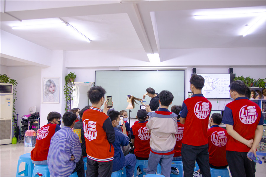 中長發(fā)尾層次修剪，南寧理發(fā)培訓(xùn)學(xué)校演示手法
