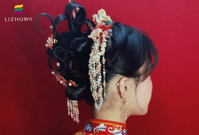 中式秀禾發(fā)型圖片，廣西學(xué)習(xí)化妝盤(pán)發(fā)教程