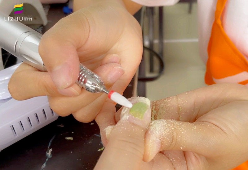 如何使用打磨機(jī)和卸甲包？南寧美甲師培訓(xùn)班教你