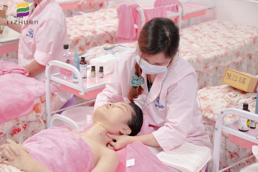 頸部提升美容手法，廣西南寧美容學(xué)校講解課程