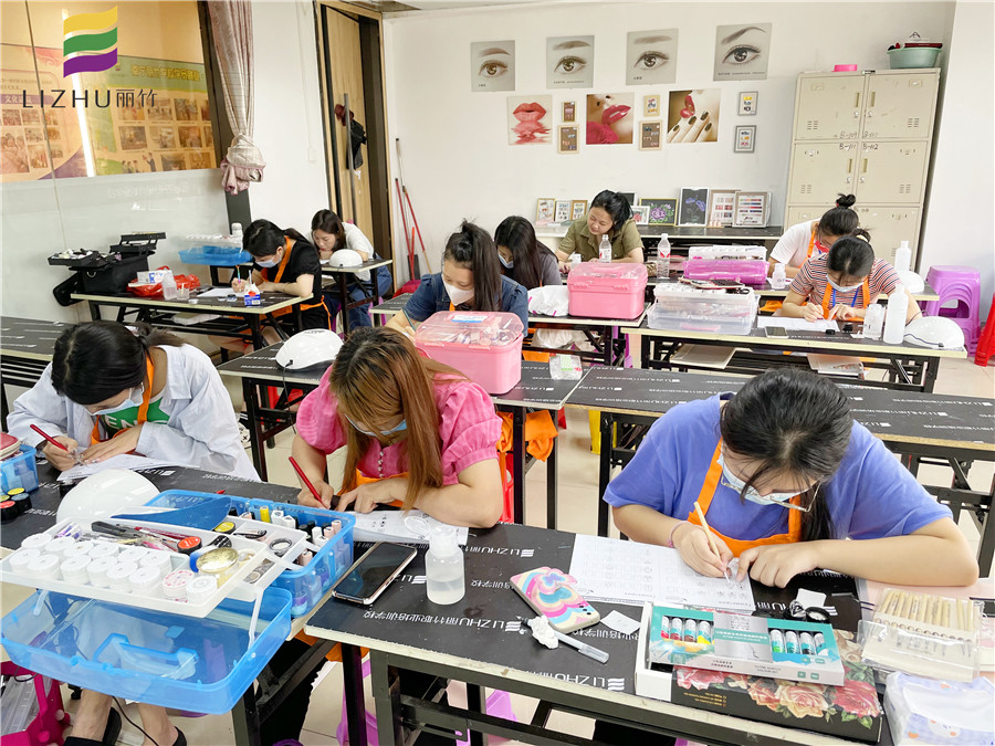 去南寧美甲培訓(xùn)學(xué)校學(xué)美甲要會畫畫嗎？