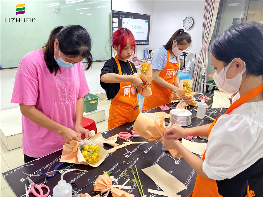 櫥窗禮盒&MINI花束，南寧花藝師培訓(xùn)學(xué)校作品