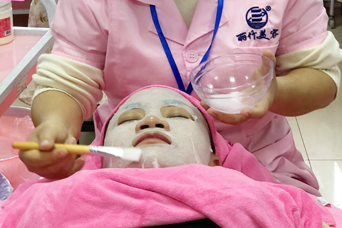 夏日敷水膜的次數(shù)越多越好嗎？南寧美容學(xué)校老師這么說