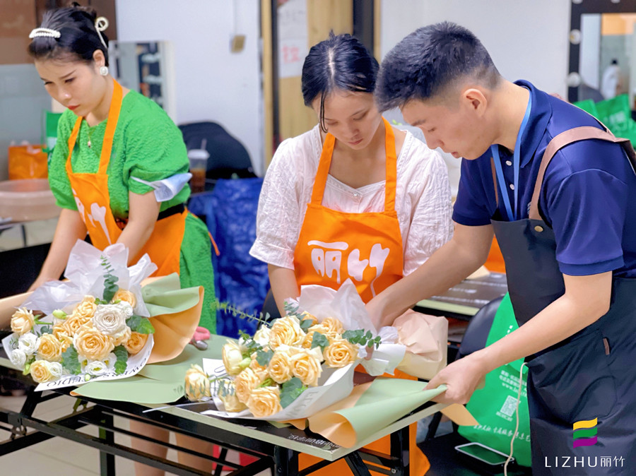 韓式清新花束特點(diǎn)，南寧花藝短期培訓(xùn)班手把手分析